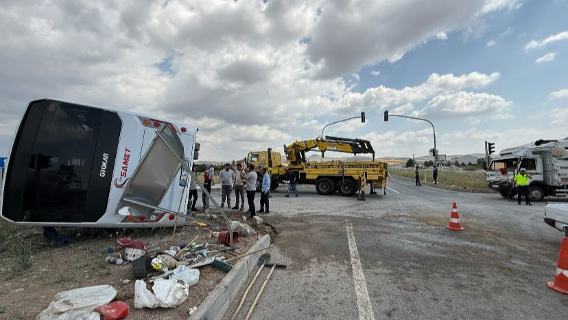 Kamyonet ile servis minibüsü çarpıştı! 3 yaralı