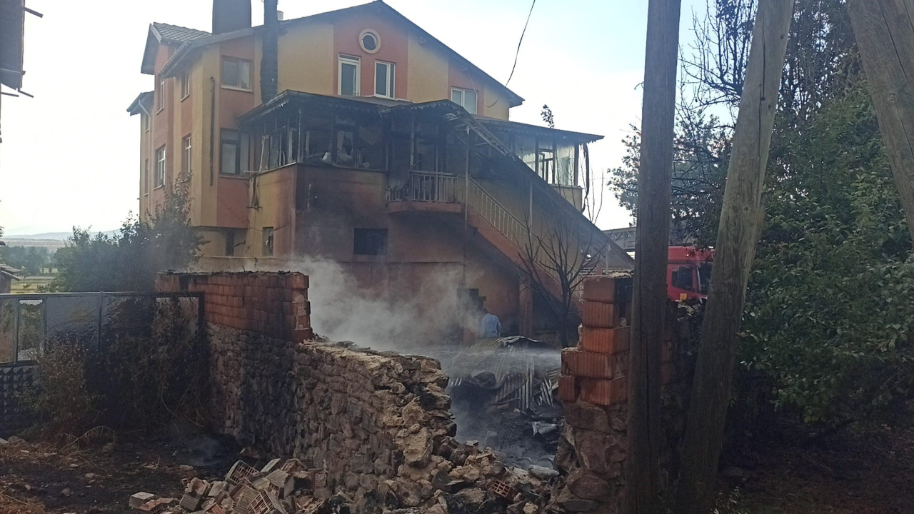 Bahçede yaktı, komşusunun evi kül oldu!
