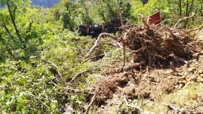 Nallıhan’da freni boşalan itfaiye aracı uçuruma yuvarlandı
