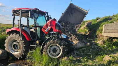 Kars'ta traktör şarampole devrildi: 2 yaralı