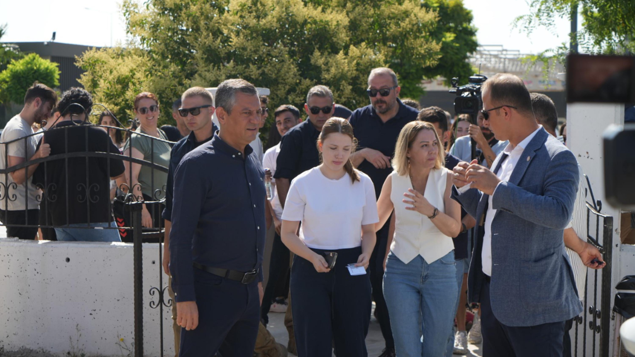 Özgür Özel Nehir Zeyrek'i yine yalnız bırakmadı