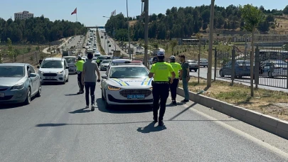 Adıyaman’da kamyonet polis aracına çarptı! 2 polis yaralı