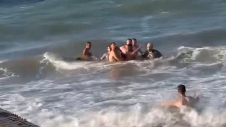 Bursa'da boğulmak üzere olan genci vatandaşlar kurtardı