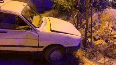 Otomobil elektrik direğine çarptı: 3 yaralı