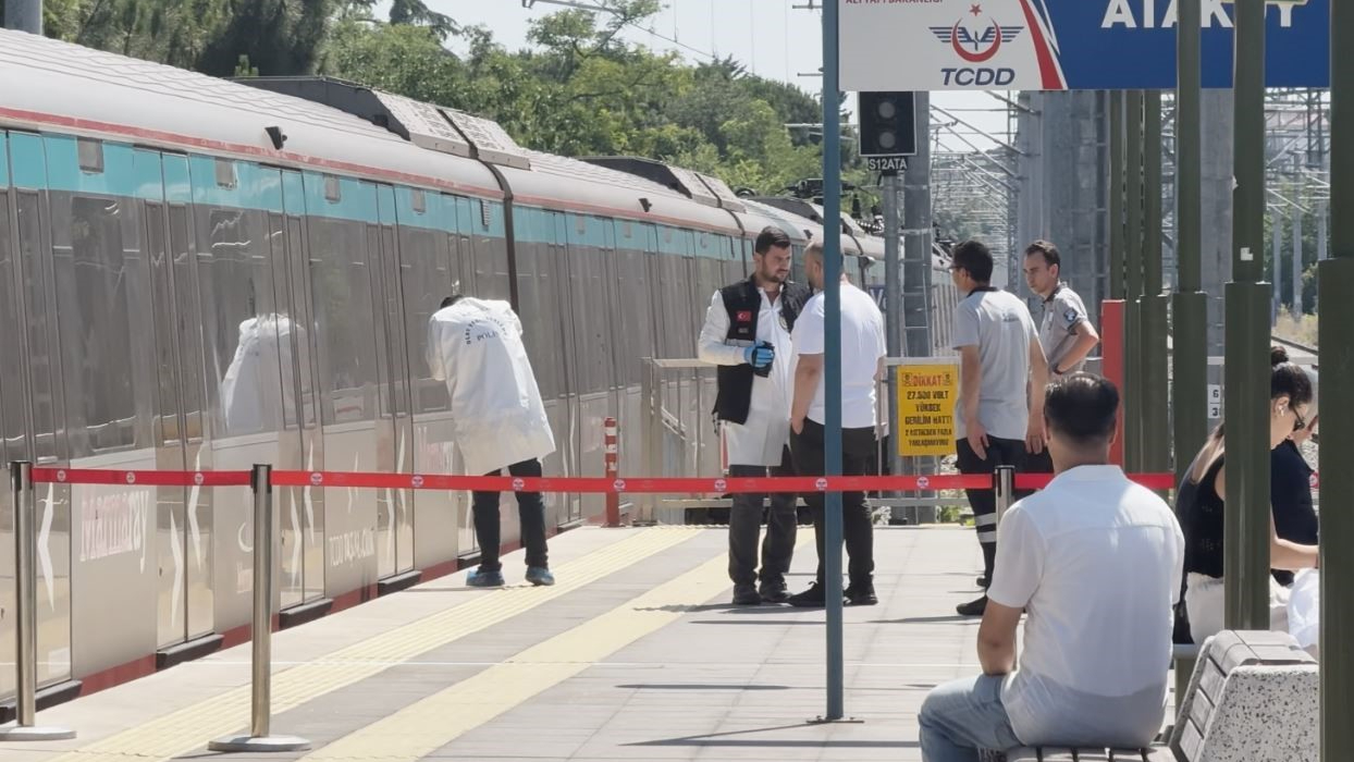 Marmaray'da raylara atlayarak canına kıydı