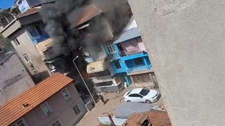 Yangında 3 kişi mahsur kaldı!