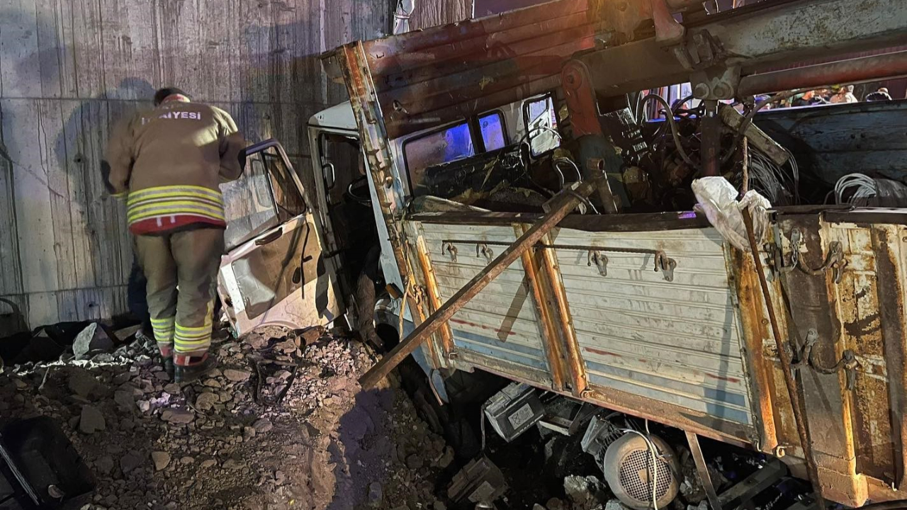 Kamyon, üst geçide çarptı! 2 yaralı