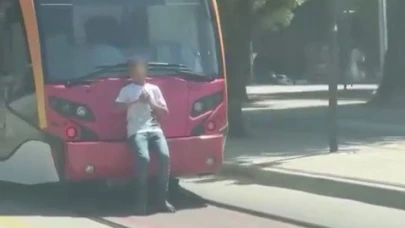 Bursa'da tramvayın arkasında tehlikeli yolculuk