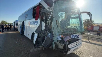 Afyonkarahisar'da yolcu otobüsü ve tırın karıştığı zincirleme kaza! 24 yaralı