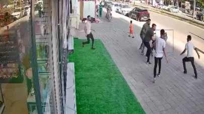 Kavga anında caddeye düştü! Minibüsün altında kaldı