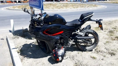Motosikletle otomobil çarpıştı: 2 yaralı