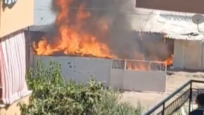 Hurda malzemelerden çıkan yangında 2 gecekondu kül oldu
