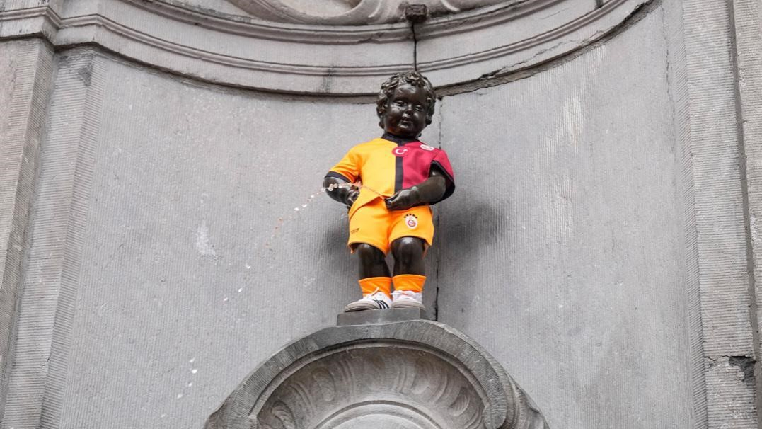 Manneken Pis heykeli Galatasaray formasını giydi