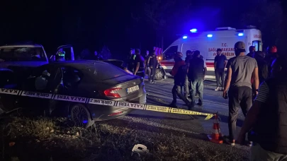 Sivas'ta minibüs otomobille çarpıştı: 1 ölü, 8 yaralı