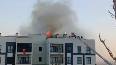 Apartman çatısında yangın paniği!