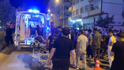 Otomobil park halindeki araçlara çarptı: 4 yaralı