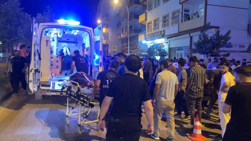 Otomobil park halindeki araçlara çarptı: 4 yaralı