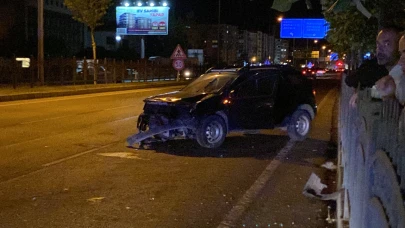 Otomobil demir korkuluklara çarptı! 2 yaralı