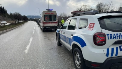 Kontrolden çıkan otomobil karşı şeritte kaza yaptı! 2 yaralı