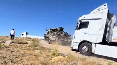 Yolda kalan tırların imdadına zırhlı tank yetişti