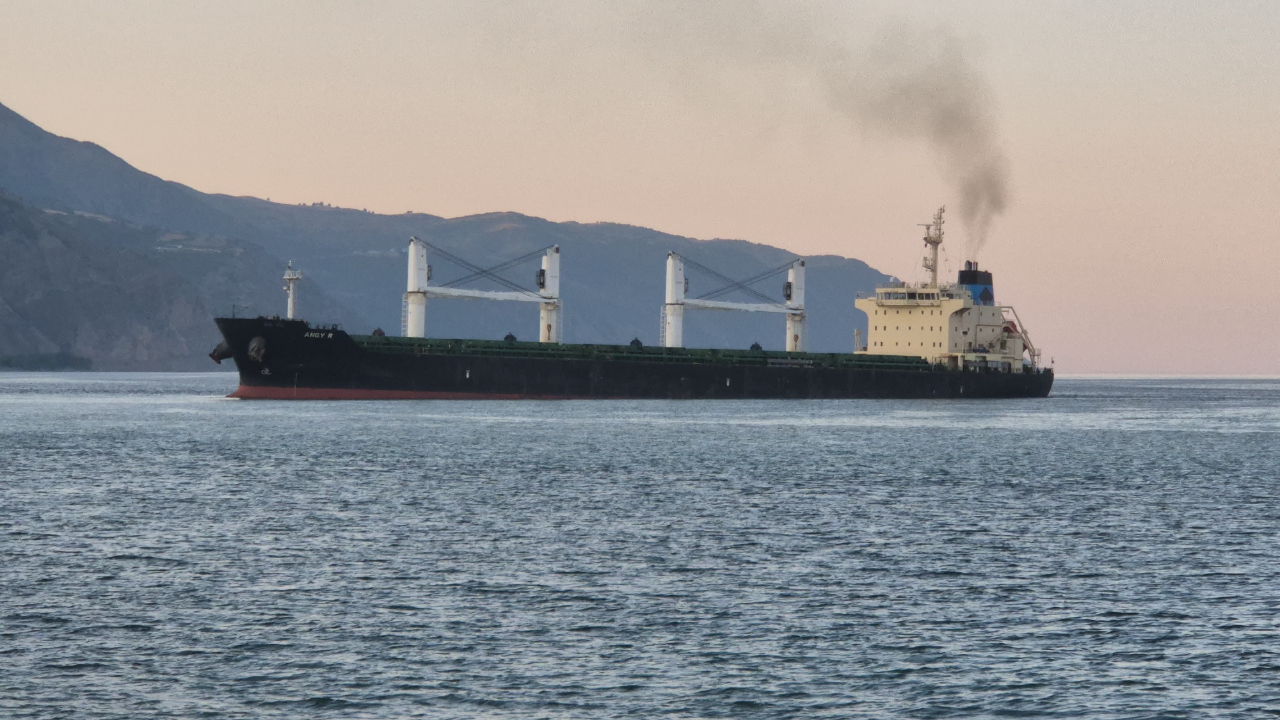 Tekirdağ'da karaya oturan gemide kirlilik riski yok