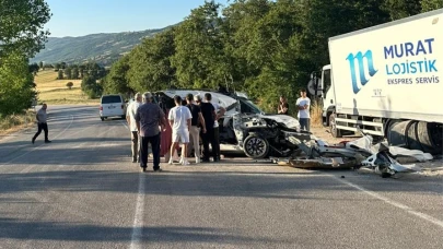 Tokat’ta hafif ticari araç kamyona çarptı! 2 ölü, 3 yaralı