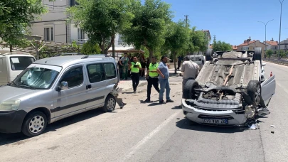 Park halindeki araca çarpan otomobil ters döndü! 2 yaralı