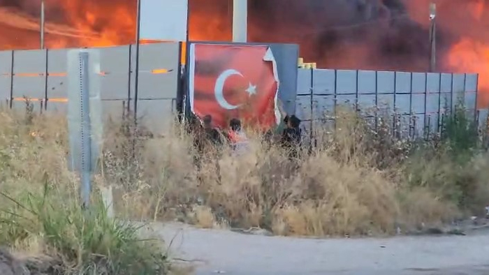 Bursa'da yanan fabrikada kalan Türk bayrağını böyle kurtardı