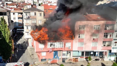 Bağcılar'da çatı yangını! Alevler yan binaya sıçradı