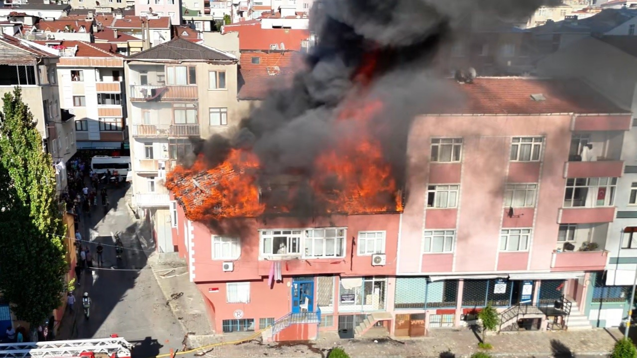 Bağcılar'da çatı yangını! Alevler yan binaya sıçradı