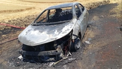 Çıkan kıvılcım otomobili küle çevirdi!