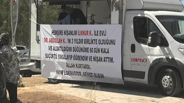 Aldatıldığını öğrenince lokma dağıtarak ifşaladı