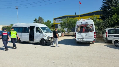 Servis minibüsleri çarpıştı: 8 yaralı!