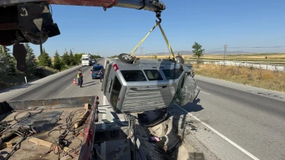 Afyonkarahisar'da araç devrildi: 2 yaralı!
