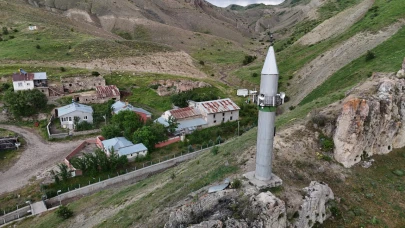 Sivas'taki caminin minaresi bambaşka bir yerde