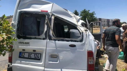 Minibüs takla attı: 1'i ağır 5 yaralı
