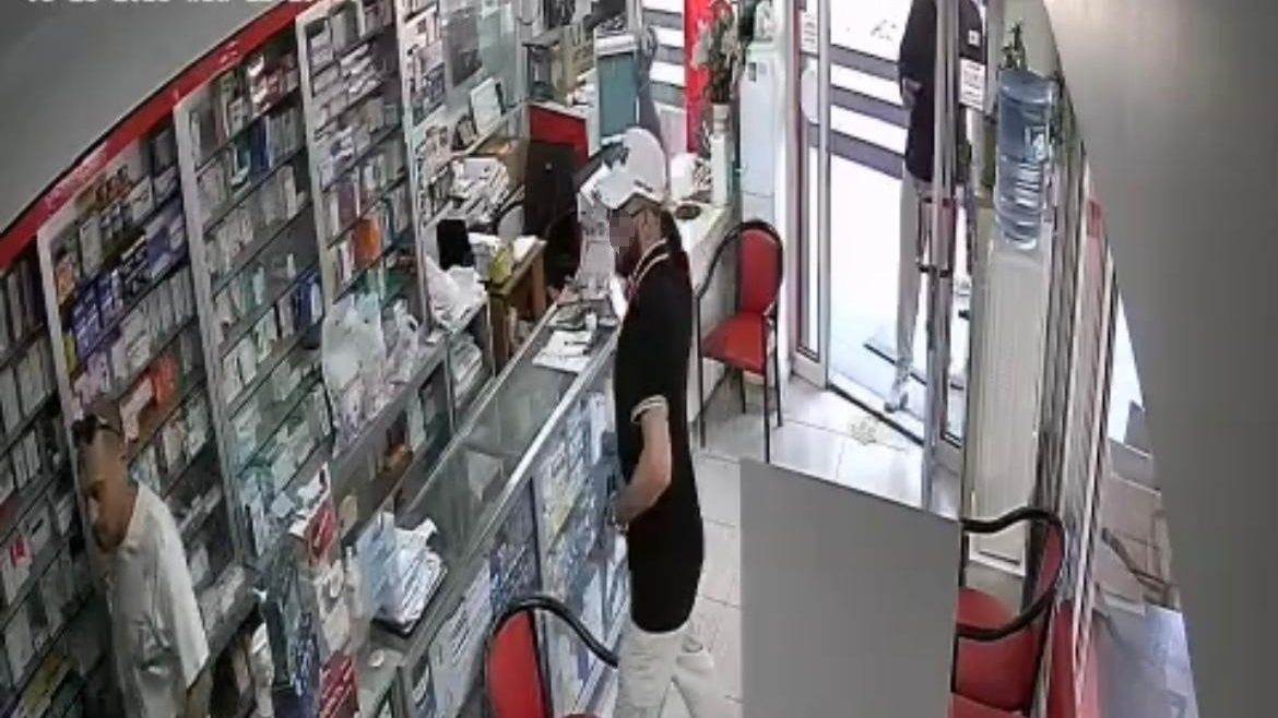 Eczacıya yumurta saldırısı