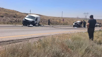 2 araç kafa kafaya çarpıştı: 1 ölü, 1 yaralı