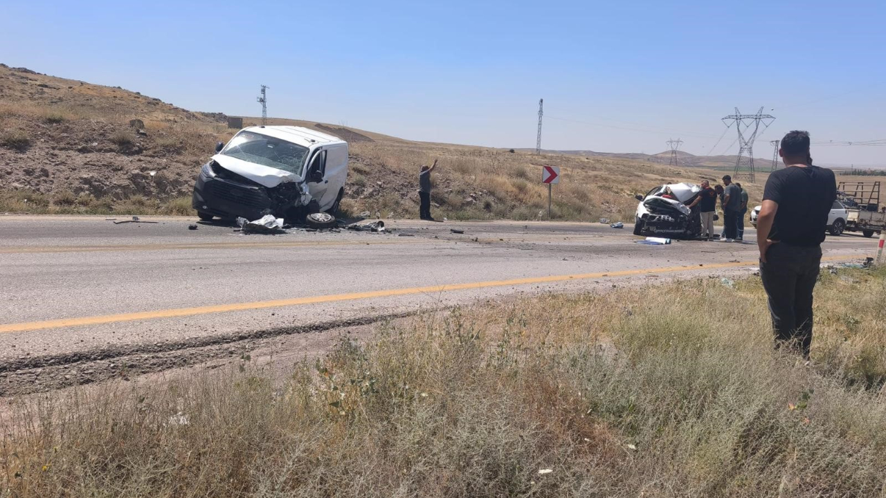 2 araç kafa kafaya çarpıştı: 1 ölü, 1 yaralı