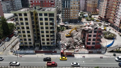 Riskli 2 binanın yıkımı devam ediyor