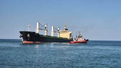 Karaya oturan yük gemisini kurtarma çalışmaları sürüyor
