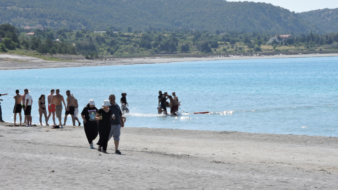 Salda Gölü’nde can pazarı! Genç kız ölümle burun buruna geldi