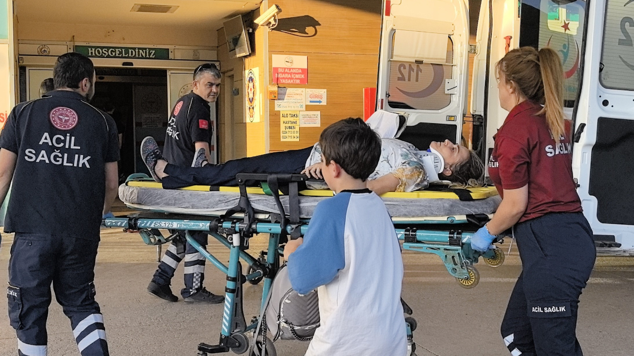 Bursa’da otomobilin çarptığı anne ve oğlu yaralandı