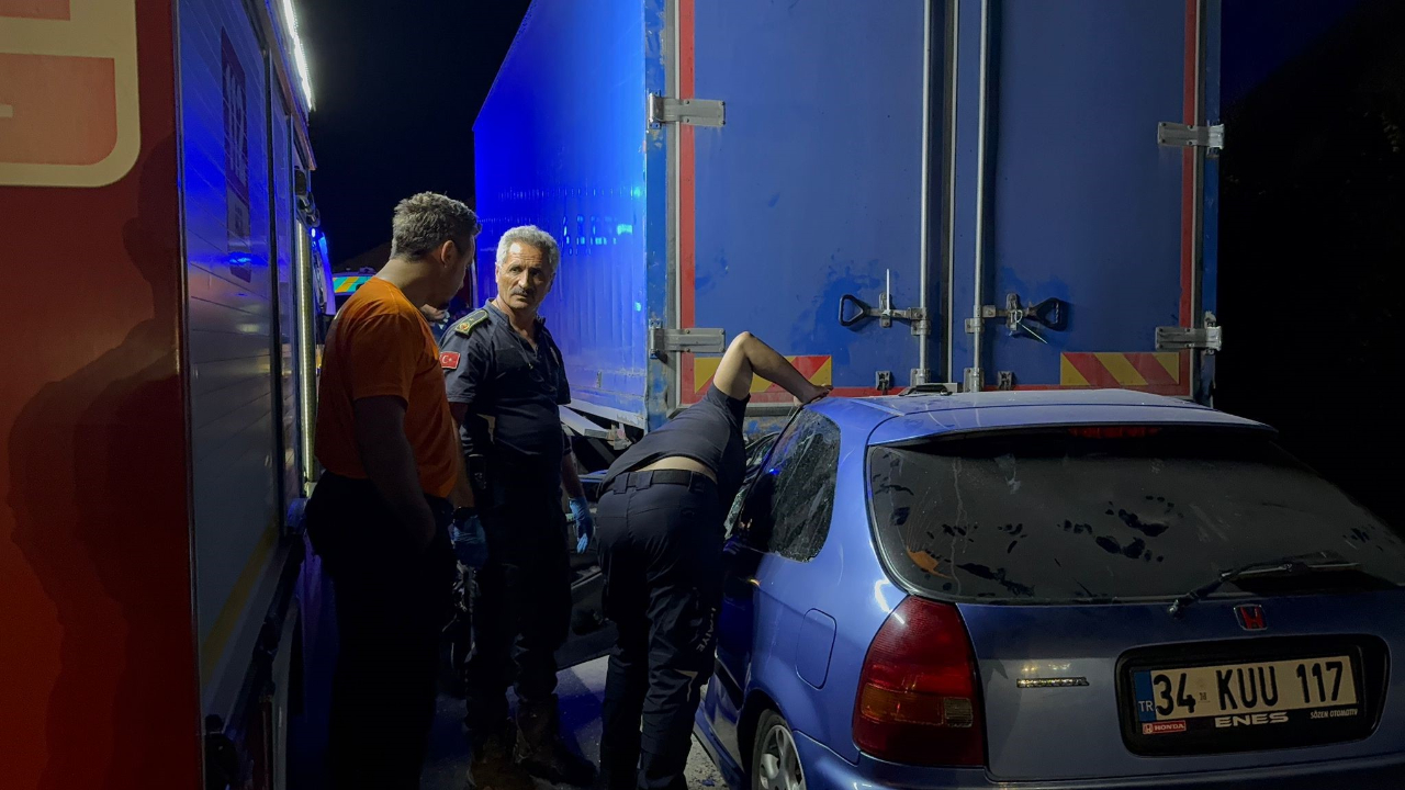 Bursa'da otomobil kamyonun altına girdi! 1 ölü, 1 ağır yaralı