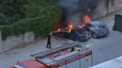 Bursa'da park halindeki araç yandı! Alevler bir başka araca sıçradı