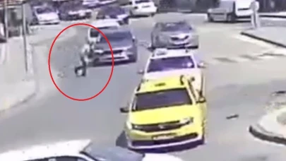 Bursa'da otomobilin çarpmasıyla savrulan yaya hiçbir şey olmamış gibi yoluna devam etti