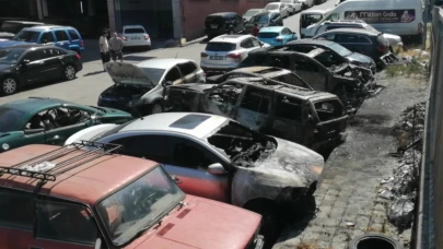 Park halindeki araçlar alev alev yandı