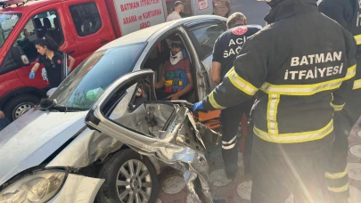 Otomobiller çarpıştı! Sürücü itfaiye ile kurtarıldı