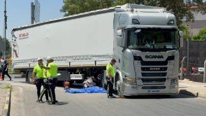 Gaziantep'te motosiklet tırın altında kaldı! 2 ölü