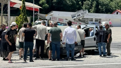 İki araç çarpıştı! Trafik aksadı